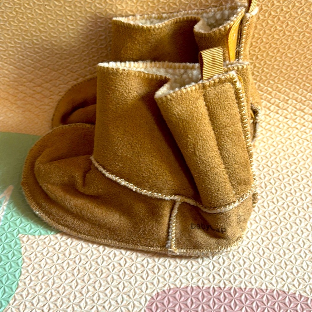 NEW without tag baby gap 18-24 months booties